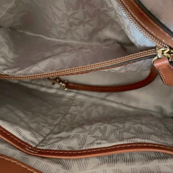 Michael Kors SIGNATURE HAMILTON SAFFIANO SATCHEL SIZE- L - Picture 3 of 15